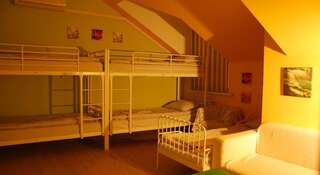 Гостиница Роял Хостел 905 Новосибирск Кровать в общей женской спальне на 9 человек-1